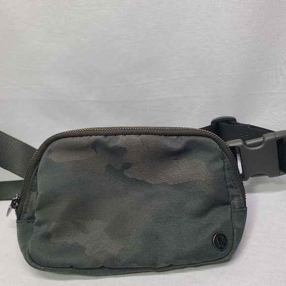 Lululemon Everywhere Belt Bag Heritage Camo Jacquard Dark Olive Sargent Green OG - Picture 11 of 16